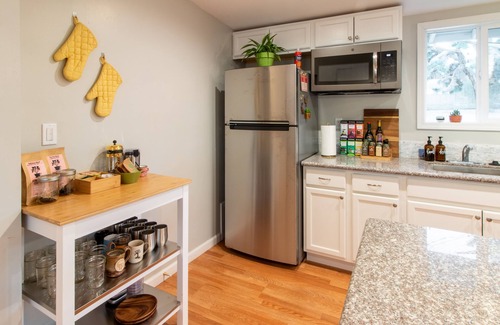 Joshua Tree House | Mojave Haven: Fast WiFi, New Heat/AC, Private Backyard in downtown Joshua Tree