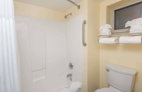 Marina Hotel | Monarch Valley Inn Marina at Monterey Bay