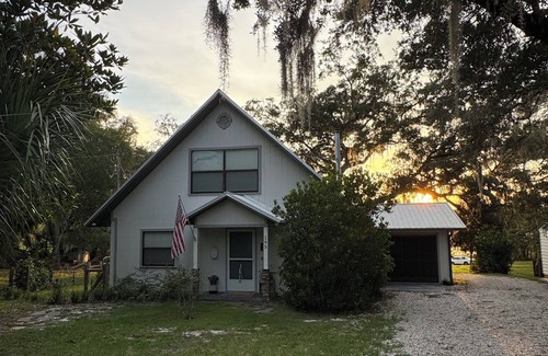 Edgar House | Monkey Business – Private Lake, Dock, Stunning Views, Close to Gainesville UF