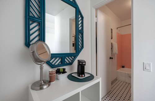 Desert Park Estates Hotel | Monkey Tree Hotel 17 by AvantStay | Stylish Hotel in Palm Springs w/Pool!