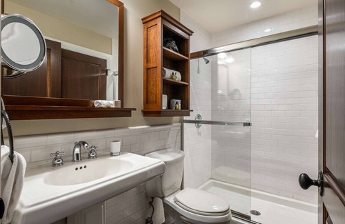 Mont-Tremblant Hotel | Mont-Tremblant - Château Beauvallon - Two Bedroom Family Suite- Free resort shuttle!