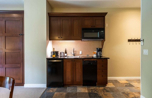 Mont-Tremblant Hotel | Mont-Tremblant - Château Beauvallon - One Bedroom Suite- Free resort shuttle!