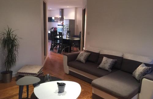 Montalieu-Vercieu Apartment | MONTALIEU SEJOUR Appartement les orchidées, 4 pers