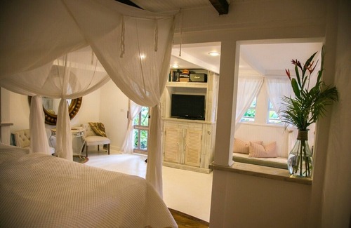Caguana Cabin | Monte Sagrado Reserve-100 acres + Wellness + River by RedAwning