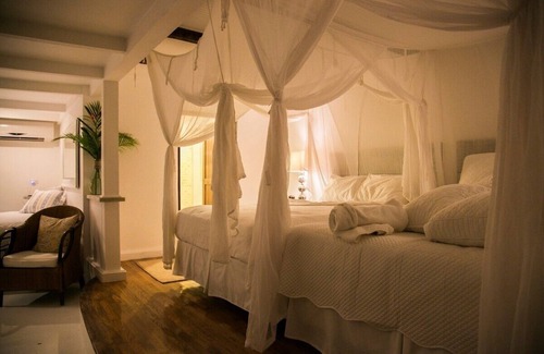 Caguana Cabin | Monte Sagrado Reserve-100 acres + Wellness + River by RedAwning
