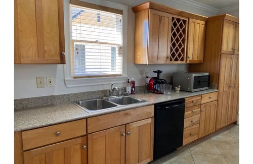 Monte Vista Apartment | Monte Vista Apt. A. 3 blks to UIW/Trinity & Zoo
