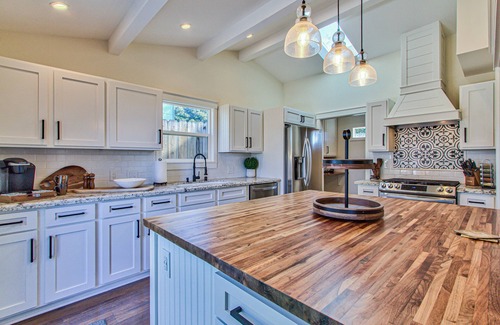 Del Rey Oaks House | Monterey Bay Home Near Pebble Beach & Carmel with Putting Green & AC 3Bed 2 Bath