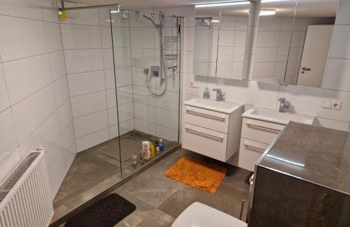 Muggensturm House | Monteurzimmer- Kellerwohnung mit GemeinschaftsBad und Küche BEI RASTATT