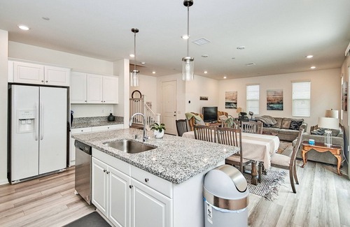 Upland Condo | Month~2022 Built~Bedrooms Upstairs~Walk 2 Mall~讲中文