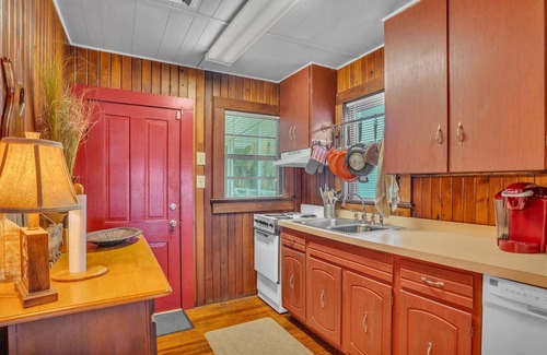 Fedhaven House | Month Stays Welcome! Lakefront Fishing Cottage |Private Dock | Canoe & Explore Old Florida's Views