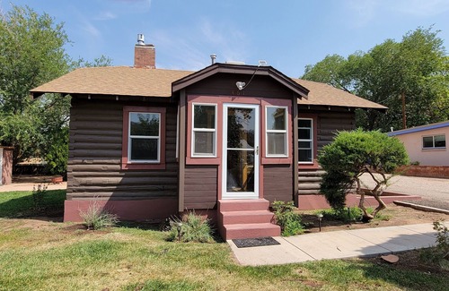 Moab Cabin | Month to Month Rental - Adorable 2 bedroom cabin close to downtown Moab!