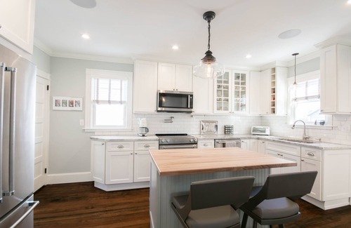 Fifth Ward House | MONTHLY Classic Newport Cottage with Parking and Walk to Downtown