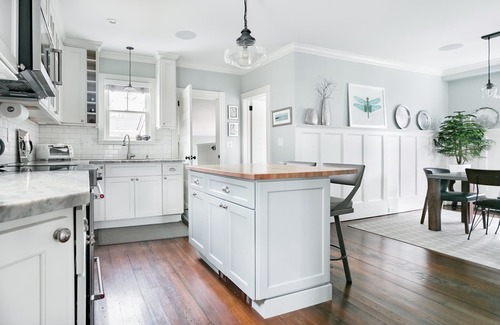 Fifth Ward House | MONTHLY Classic Newport Cottage with Parking and Walk to Downtown
