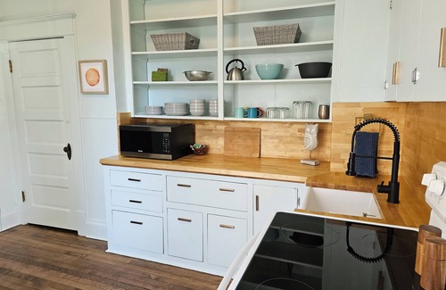 Lewistown Apartment | Monthly Rental! Easy In, Easy Out. Street Parking. Washer Dryer Onsite.