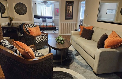 Southwind House | MONTHLY STAYS- 5 BR+ Extra Space Bed with Pool- Master Downstairs