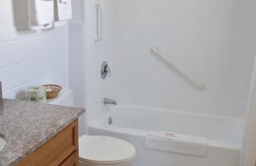 Great Barrington Hotel | Monument Mountain Motel