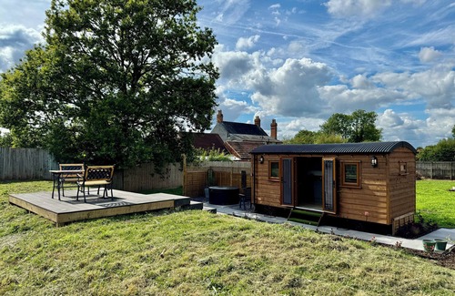 Blaisdon Cottage | MOOFFITCH RIVERVIEW HUT, pet friendly, with hot tub in Gloucester