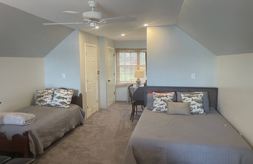 Dundee House | 🌙 ✨Moon Lake Getaway located directly over lake w amazing views from every room!