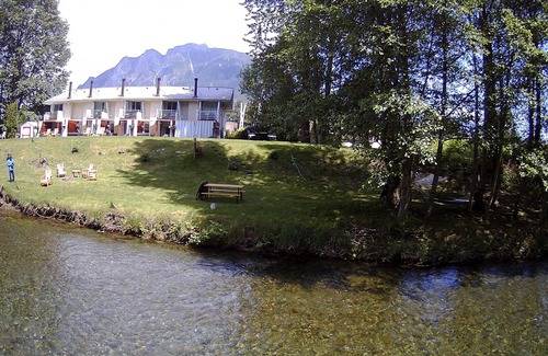 North Bend House | Moon River Suites 4 - on River, Private Hot Tub, Downtown by North Bend Escapes