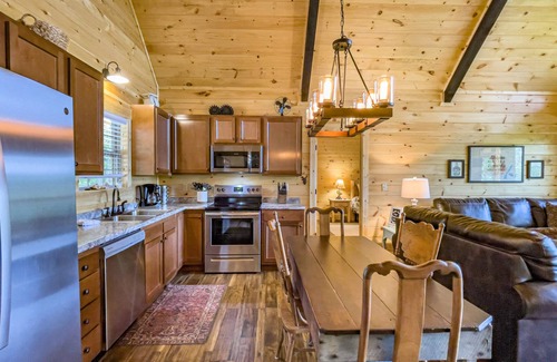 Frenchburg Cabin | Moondance Cabin at Red River Gorge - Hot Tub