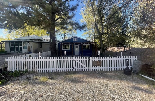 Lava Hot Springs House | Moonlight Cottage is located on Main. Just a minutes walk to anywhere in Lava