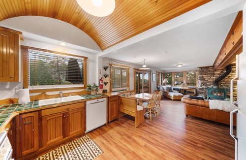 Idyllwild Cabin | Moonlight Mountain Retreat Woodworker's Masterpiece with Spa and Game Room