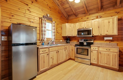 South Bloomingville Cabin | Moonlight Ridge Cabin | On 200 Acres