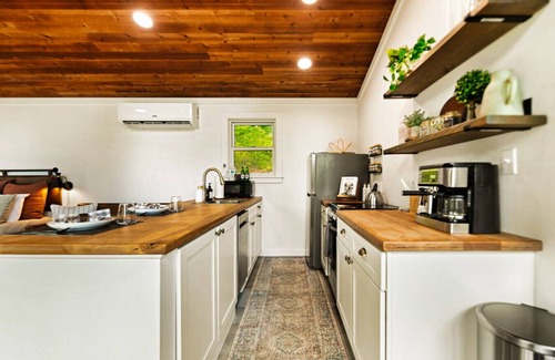 Stanton Apartment | Moonlight Ridge - Hot Tub, Fire Pit, Huge Porch, & Dog Friendly