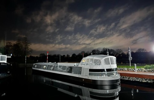 Wilhelmstadt Boat Rental | MoonRooms - Luxury residential boat in Berlin with roof terrace and lake view