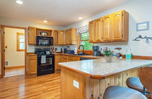 Burnsville Cabin | Moonshine Mtn Lodge ~ Stunning Mtn Views+Hot Tub+Gas Fire Table ~ Grill & WiFi!
