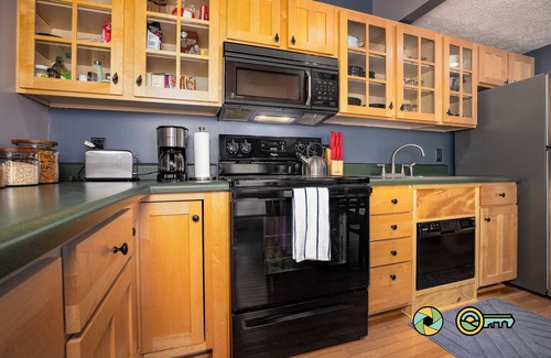 Orkney Springs Cottage | Moonstone Cottage - Perched in the trees!