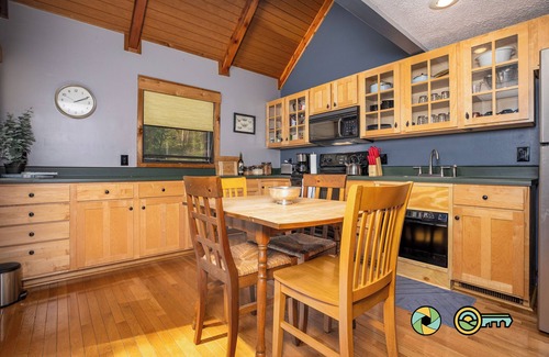 Orkney Springs Cottage | Moonstone Cottage - Perched in the trees!