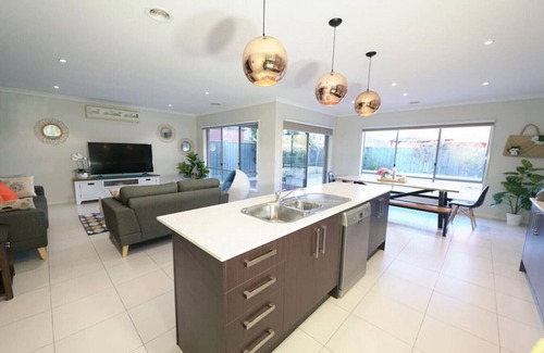 Williams Landing House | Moorhen Designer Decor Home with 8Beds at Williams Landing