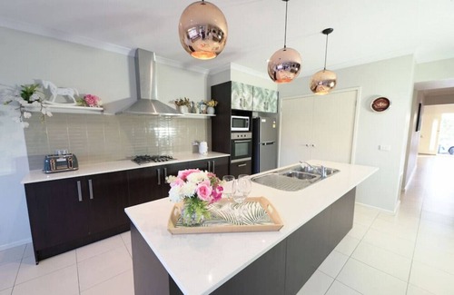Williams Landing House | Moorhen Designer Decor Home with 8Beds at Williams Landing