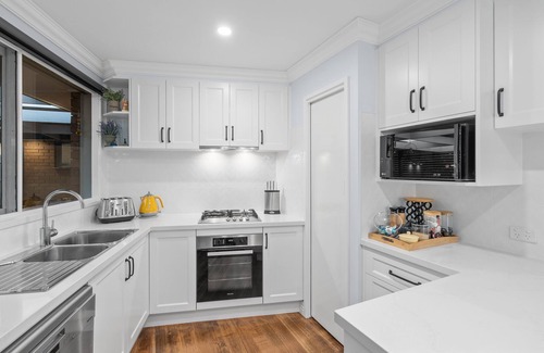 Kilsyth House | Mooroolbark Pet Friendly 4 Bedroom House - large garden, free parking