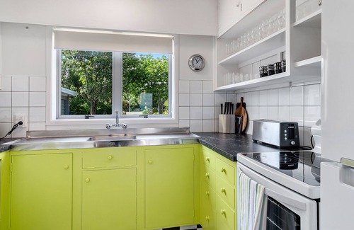Hannahs Bay Cottage | MOORVIEW (ACROSS THE LAWN AND INTO THE LAKE WITH YOUR SUP)