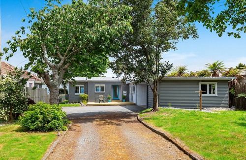 Hannahs Bay Cottage | MOORVIEW (ACROSS THE LAWN AND INTO THE LAKE WITH YOUR SUP)
