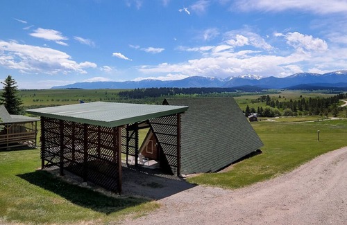 Fishtail Cabin | Moose Cabin sleeps 6, Fun Cabin, Majestic Mtn View, Hear Rushing River, Private