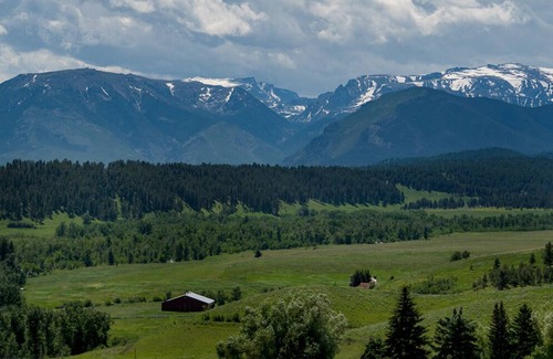 Fishtail Cabin | Moose Cabin sleeps 6, Fun Cabin, Majestic Mtn View, Hear Rushing River, Private