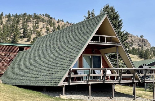 Fishtail Cabin | Moose Cabin sleeps 6, Fun Cabin, Majestic Mtn View, Hear Rushing River, Private