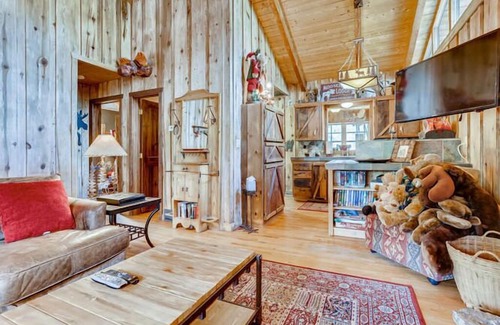 Weisshorn Cabin | Moose Hut Cabin: Dog Friendly, Shared Hot Tub!