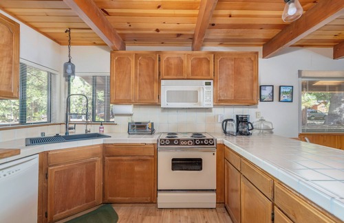 Arnold Cabin | Moose Lodge- Sleeps 12