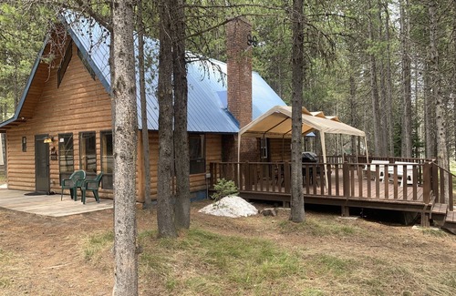 Island Park Cabin | Moose Tracks Inn - Cozy Mountain Cabin only 40 minutes from Yellowstone Park