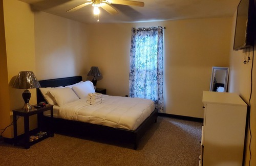 Johnstown House | Morden 2-bedroom townhome with WiFi and AC in fabulous Johnstown