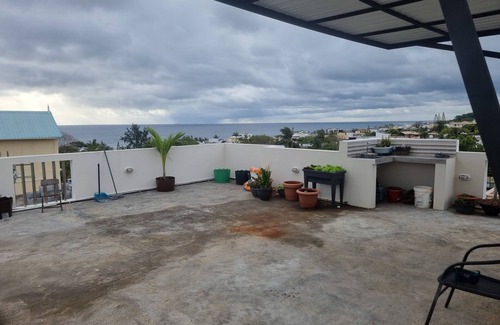 Flic-en-Flac Apartment | Morden 3 mins drive to beach rooftop ocean and sunset views!