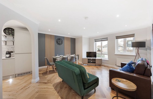 Hounslow Central Apartment | Morden London break apartment 2 minutes to tube station close 2 Heathrow airport