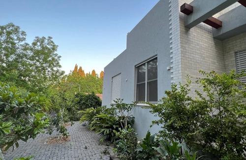 Bnei Dror House | Morden Villa located in the North of Tel Aviv
