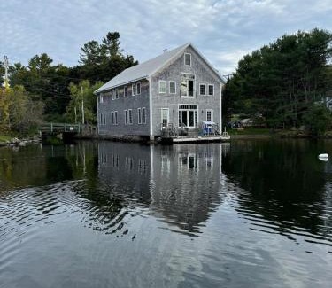 Newcastle House | More Boathouse than Lakehouse
