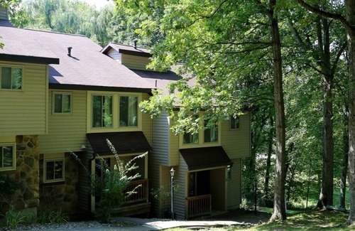 Cheat Lake House | Morgantown Spacious 2BR Townhouse w Mountains View