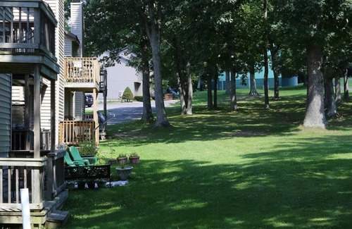 Cheat Lake House | Morgantown Spacious 2BR Townhouse w Mountains View